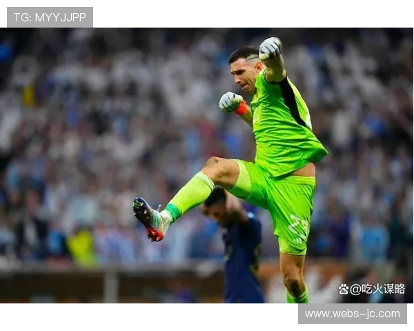 点球大战前,阿根廷门将马丁内斯亲吻手套默念悼亡父 点球大战前,阿根廷门将马丁内斯亲吻手套默念悼亡父